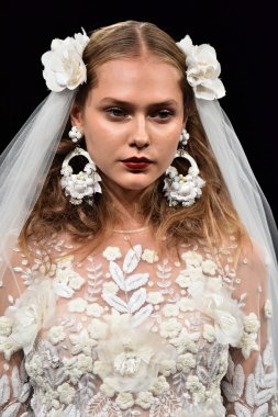 Naeem Khan sonbahar 2017 Gelin Koleksiyonu gösteri 