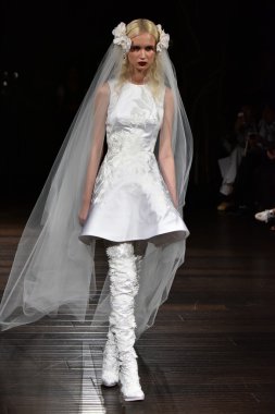 Naeem Khan sonbahar 2017 Gelin Koleksiyonu gösteri 