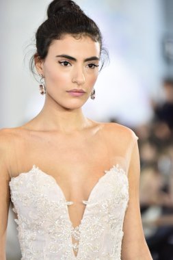  Ines Di Santo sonbahar 2017 Gelin Koleksiyonu gösteri