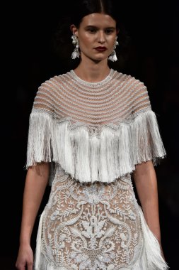 Naeem Khan sonbahar 2017 Gelin Koleksiyonu gösteri 