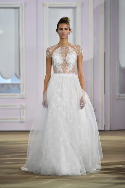 Ines Di Santo hösten 2017 Bridal collection Visa — Stockfoto