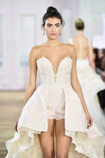 Ines Di Santo Fall 2017 Bridal collection show — Stock Photo, Image