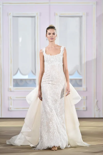 Ines Di Santo Fall 2017 Bridal collection show — Stock Photo, Image