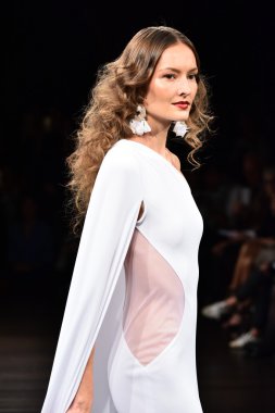 Naeem Khan sonbahar 2017 Gelin Koleksiyonu gösteri 