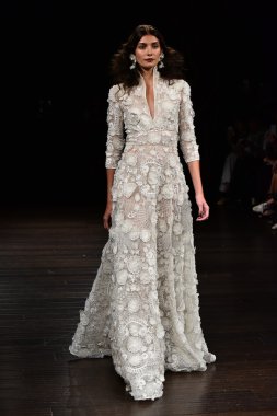 Naeem Khan sonbahar 2017 Gelin Koleksiyonu gösteri 