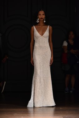 Naeem Khan sonbahar 2017 Gelin Koleksiyonu gösteri 