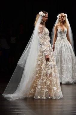 Naeem Khan sonbahar 2017 Gelin Koleksiyonu gösteri 