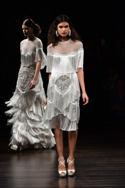 Naeem Khan sonbahar 2017 Gelin Koleksiyonu gösteri 