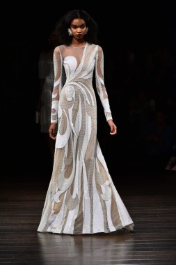 Naeem Khan sonbahar 2017 Gelin Koleksiyonu gösteri 