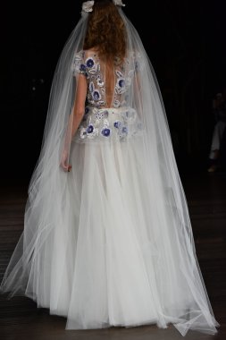 Naeem Khan sonbahar 2017 Gelin Koleksiyonu gösteri 