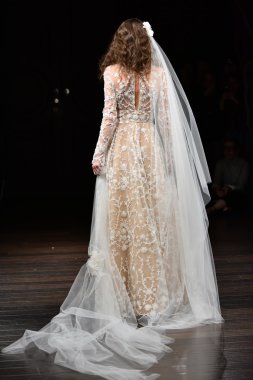 Naeem Khan sonbahar 2017 Gelin Koleksiyonu gösteri 