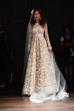 Naeem Khan sonbahar 2017 Gelin Koleksiyonu gösteri 