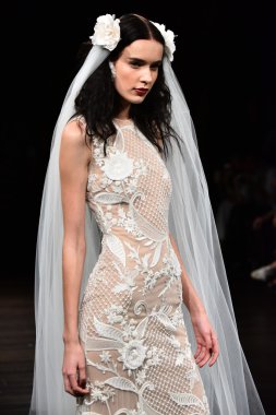 Naeem Khan sonbahar 2017 Gelin Koleksiyonu gösteri 