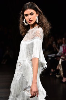 Naeem Khan sonbahar 2017 Gelin Koleksiyonu gösteri 