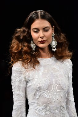 Naeem Khan sonbahar 2017 Gelin Koleksiyonu gösteri 