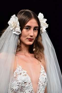 Naeem Khan sonbahar 2017 Gelin Koleksiyonu gösteri 