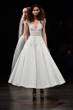 Naeem Khan sonbahar 2017 Gelin Koleksiyonu gösteri 