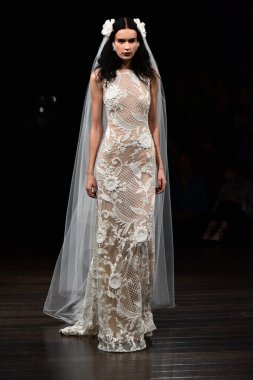 Naeem Khan sonbahar 2017 Gelin Koleksiyonu gösteri 