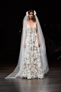 Naeem Khan sonbahar 2017 Gelin Koleksiyonu gösteri 