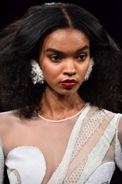 Naeem Khan sonbahar 2017 Gelin Koleksiyonu gösteri 