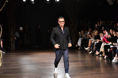 Tasarımcı Naeem Khan seyirciyi selamlıyor