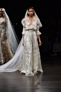 Naeem Khan sonbahar 2017 Gelin Koleksiyonu gösteri 