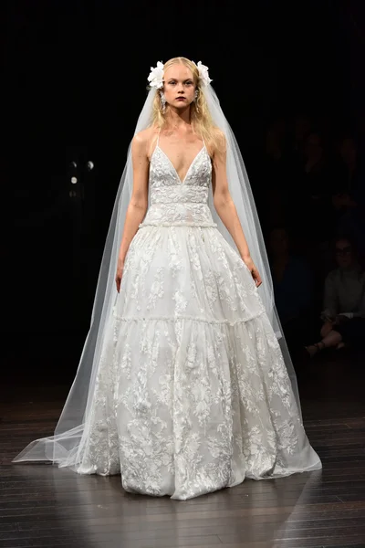 Naeem Khan hösten 2017 Bridal collection Visa — Stockfoto