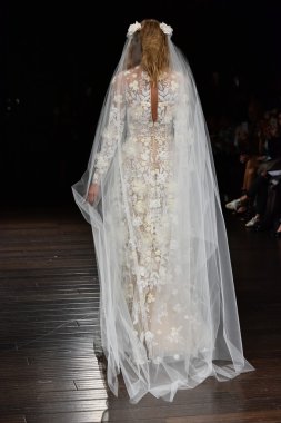 Naeem Khan sonbahar 2017 Gelin Koleksiyonu gösteri 