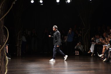 Tasarımcı Naeem Khan seyirciyi selamlıyor