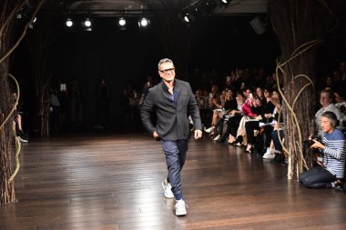 Tasarımcı Naeem Khan seyirciyi selamlıyor