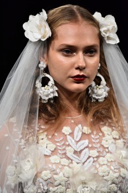  Naeem Khan sonbahar 2017 Gelin Koleksiyonu gösteri