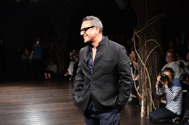 Tasarımcı Naeem Khan seyirciyi selamlıyor
