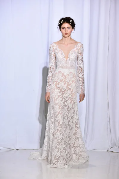 Reem Acra Otoño 2017 exposición de la colección nupcial —  Fotos de Stock