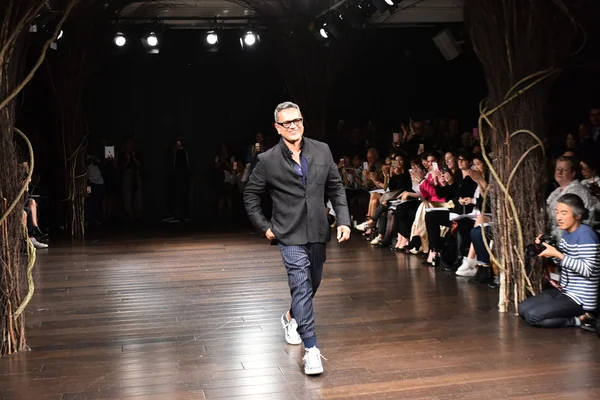 Tasarımcı Naeem Khan seyirciyi selamlıyor