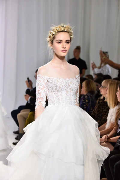 Reem Acra upadek 2017 Bridal kolekcja Pokaż — Zdjęcie stockowe