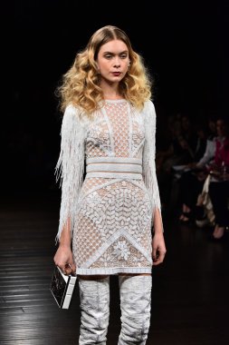  Naeem Khan sonbahar 2017 Gelin Koleksiyonu gösteri