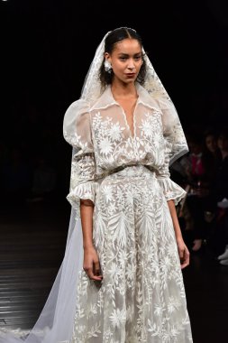  Naeem Khan sonbahar 2017 Gelin Koleksiyonu gösteri