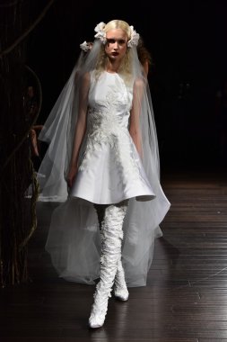  Naeem Khan sonbahar 2017 Gelin Koleksiyonu gösteri