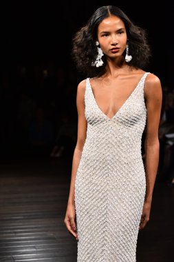  Naeem Khan sonbahar 2017 Gelin Koleksiyonu gösteri