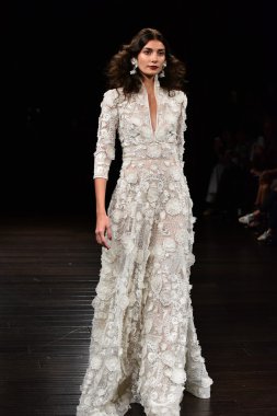  Naeem Khan sonbahar 2017 Gelin Koleksiyonu gösteri