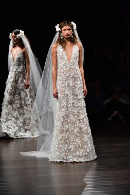 Naeem Khan sonbahar 2017 Gelin Koleksiyonu gösteri 