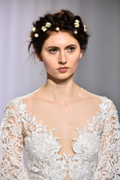 Reem Acra πτώση 2017 Νυφική συλλογή Εμφάνιση — Φωτογραφία Αρχείου