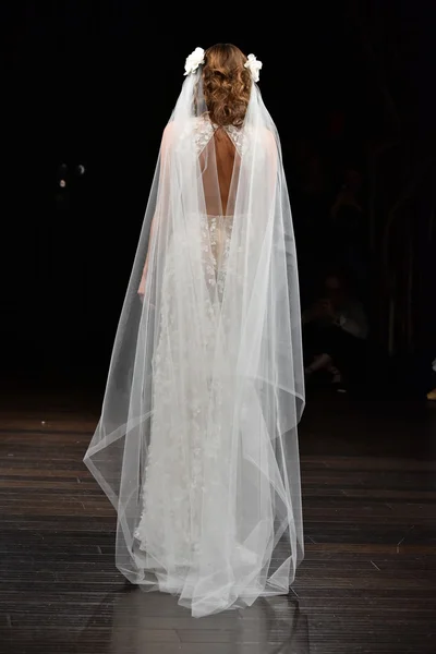 Naeem Khan hösten 2017 Bridal collection Visa — Stockfoto