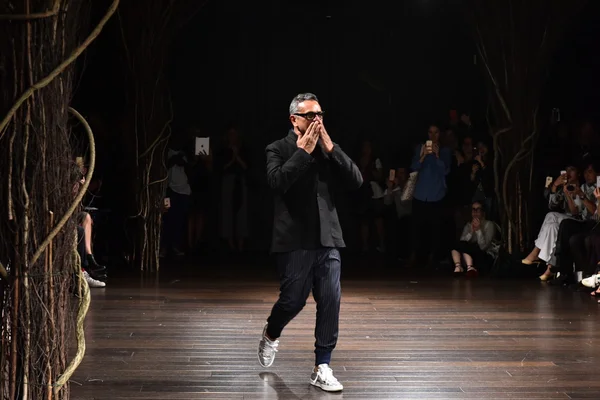 Tasarımcı Naeem Khan seyirciyi selamlıyor