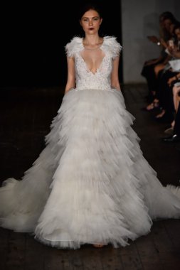 Rivini sonbahar 2017 Gelin Koleksiyonu gösteri