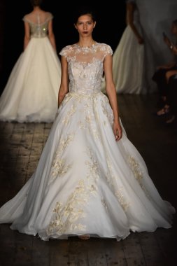 Rivini sonbahar 2017 Gelin Koleksiyonu gösteri