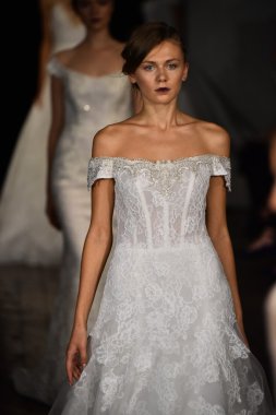 Rivini sonbahar 2017 Gelin Koleksiyonu gösteri