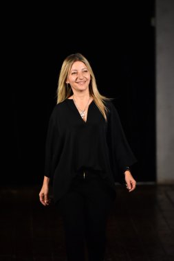 Tasarımcısı Rita Vinieris selamlıyor seyirci