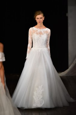 Rivini sonbahar 2017 Gelin Koleksiyonu gösteri