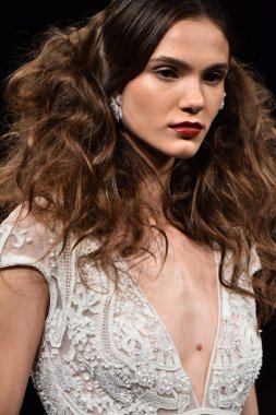  Naeem Khan sonbahar 2017 Gelin Koleksiyonu gösteri